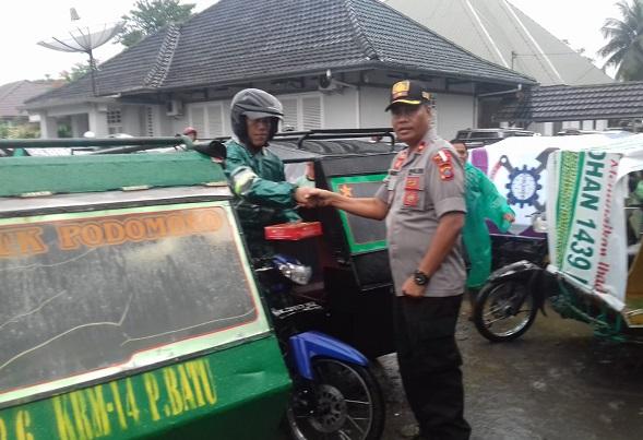 Gelar Jumat Barokah, Koor Spri Kapoldasu Bersama Kapolsek Pancurbatu Bagi Makanan Bersama Pengemudi Betor