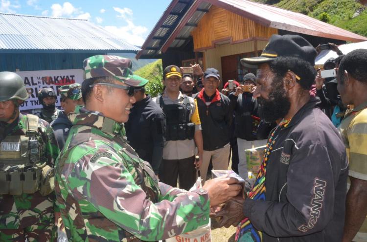 Masyarakat Puncak Jaya Datangi Pengobatan Massal Gratis dan Pembagian Sembako di Tingginambut