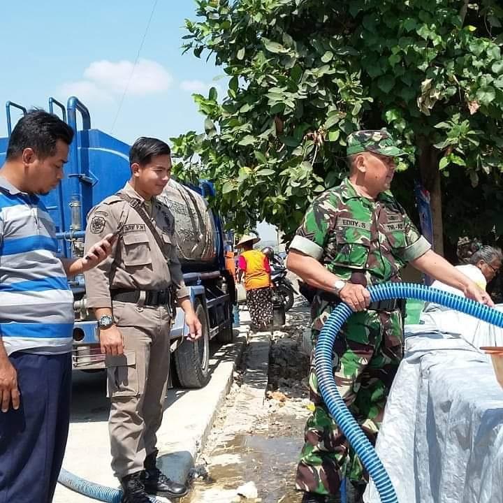 Warga Kesulitan Air, Babinsa Bantu Salurkan Air Bersih