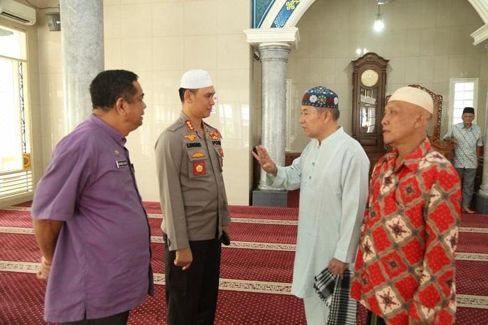 Kapolrestabes Medan Laksanakan Sholat Jum'at di Desa Beringin