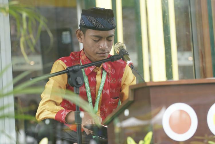 Jihran, Qori Asal Sulteng Berlatih dengan Cahaya Lilin