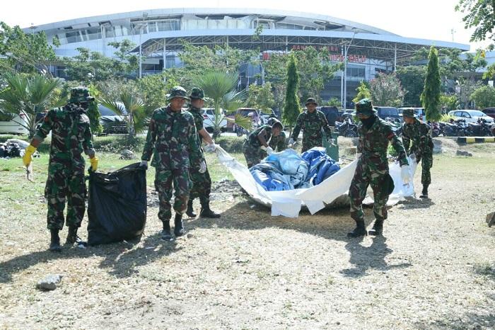 100 Prajurit TNI Bantu Relokasi Pengungsi di Bandara Mutiara Sis Al-Jufri Palu