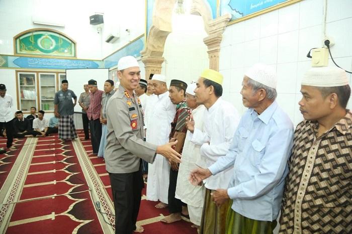 Kapolrestabes Medan Sapa Jamaah Sholat Subuh di Masjid Silaturrahim Jalan Pelajar Medan