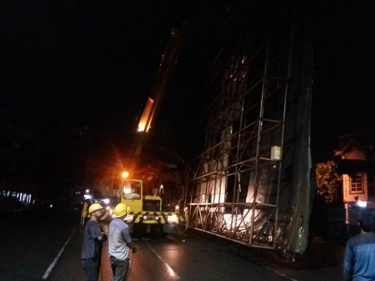 Reklame Jenis Bando di Jalan Kapten Maulana Lubis Dibongkar