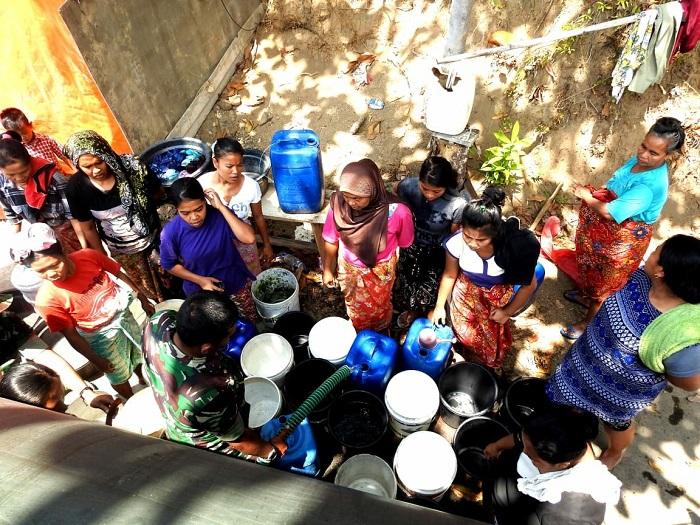 Personel Kogasgabpad Droping Air Bersih Untuk Warga Lombok