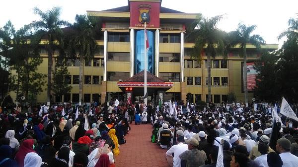 Terkait Pembakaran Bendera Berlafazkan Tauhid, Ribuan Massa Lakukan Demo di Mapolda Sumut