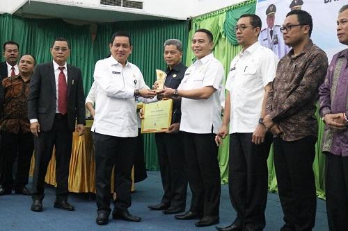 Walikota Medan Terima Anugerah Keterbukaan Infomasi