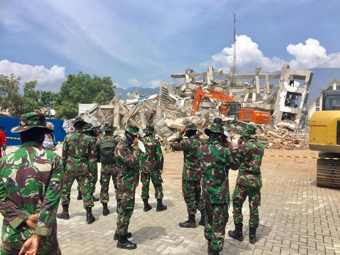 200 Prajurit TNI Bantu Pencarian Korban di Hotel Roa Roa, Kota Palu
