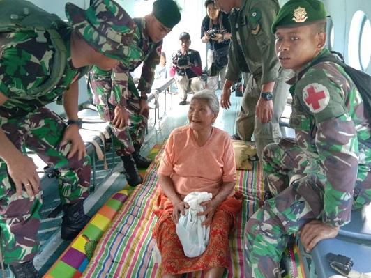 TNI Terbangkan Korban Patah Tulang Kaki ke RSUD Undata Palu