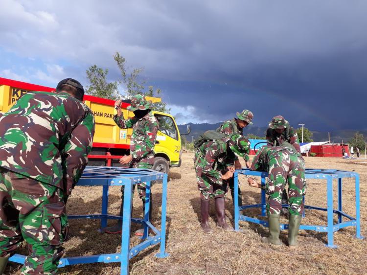 TNI Dirikan 104 Tenda Huntara Bagi Pengungsi di Desa Bangga Kabupaten Sigi