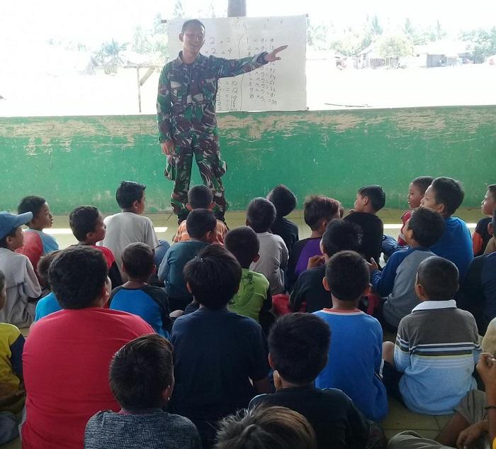 TNI Bantu Berikan Pendidikan Dasar Kepada Murid SD di Desa Karawana Sulteng