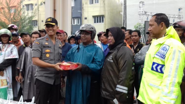 Kapolda Sumut Melaksanakan Jumat Barokah Bersama Abang-Abang Becak