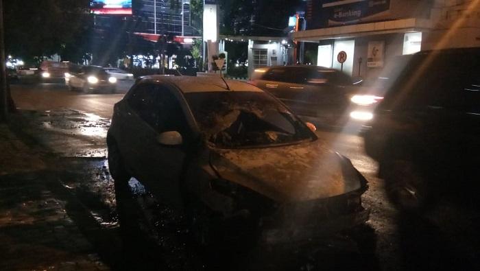 Mobil Mazda Terbakar di Jalan HM Yamin Medan, Diduga Mesin Korslet