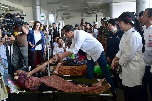 Jenguk Pasien di Rumah Sakit Darurat, Presiden Jokowi: Tenang, Kita Selesaikan Satu-Satu