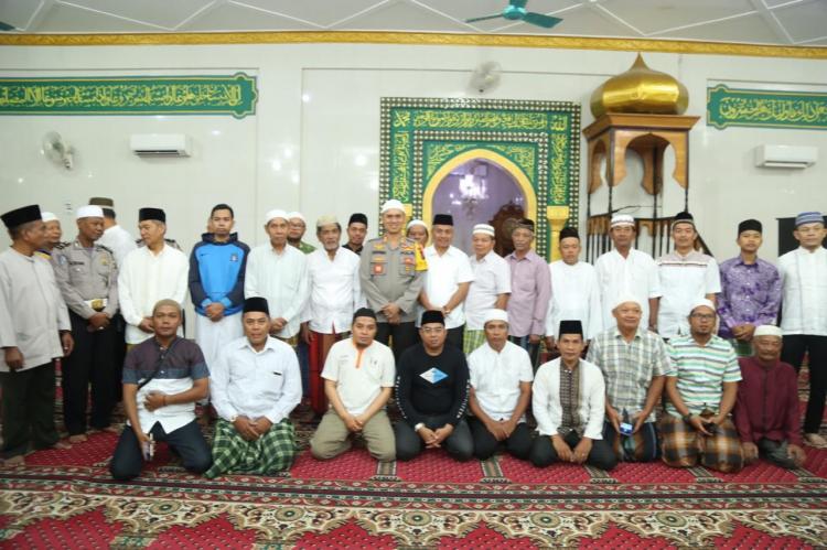 Polrestabes Medan Makmurkan Masjid di Medan