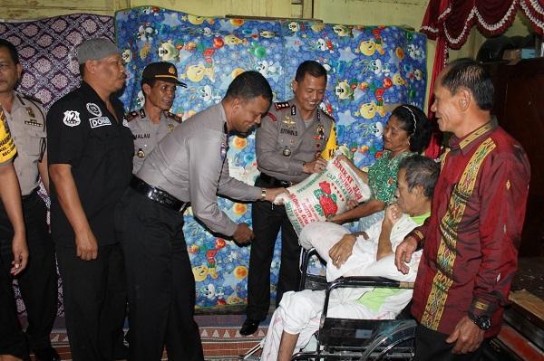 Kapolres Dairi Santuni Warga yang Derita Sakit Lumpuh Menahun
