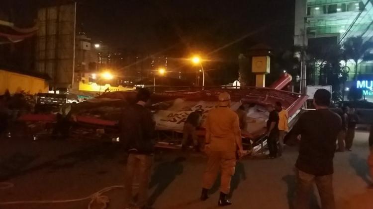 Satpol PP Kembali Bongkar 13 Reklame Liar