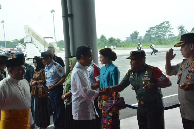 Danrem 022/PT Sambut Presiden RI di Bandara KNIA