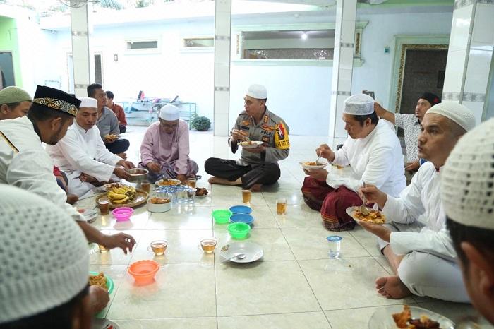 Kapolrestabes Medan Subuh Berjamaah di Mesjid Raudhatul Fatimah Medan