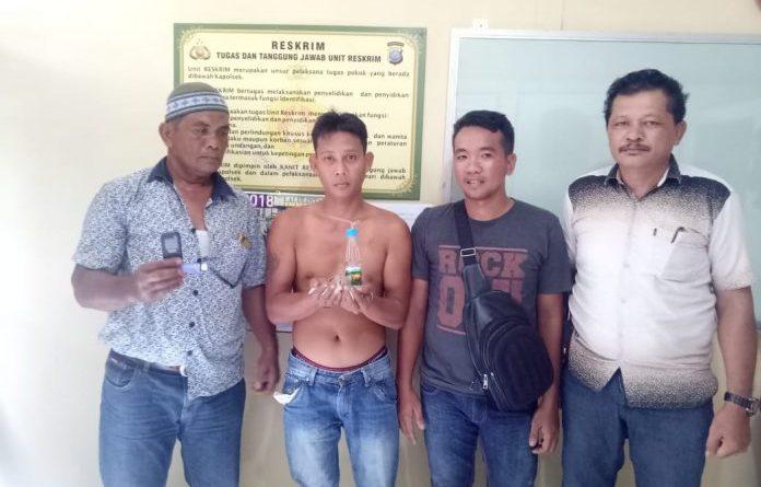 Sembunyi di Rumah Kosong, Pengedar Sabu Ini Diciduk Personil Polsek Pulau Raja