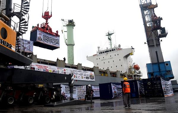 Pemprovsu Berangkatan 2 Ribu Ton Bantuan Logistik ke Sulawesi Tengah