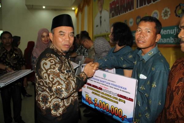 Motivasi 774 Mahasiswa Belajar di PTN, Bupati Labuhanbatu Serahkan Bantuan Dana Pendidikan