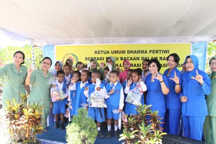 Ketum Dharma Pertiwi Bagikan Buku Bacaan untuk Anak Korban Kerusuhan Wamena