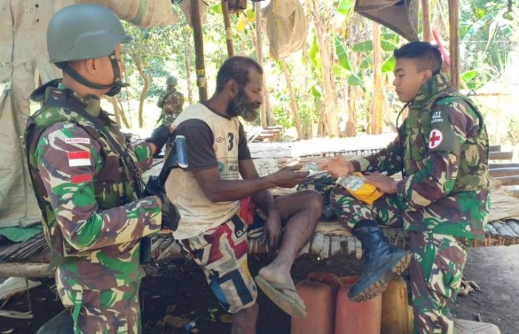 Patroli Simpatik, Satgas Yonif 411 Kostrad Berikan Layanan Kesehatan di Bivak Warga