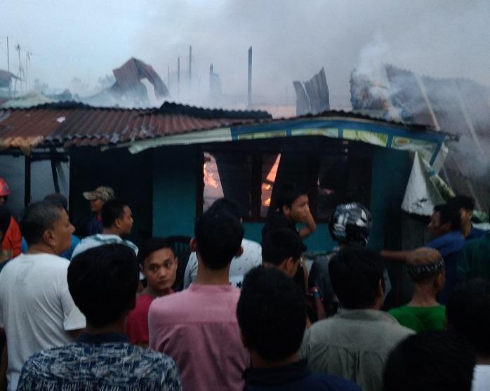 Kebakaran di Jalan Sentosa Lama Medan Sore Ini Hanguskan Belasan Rumah