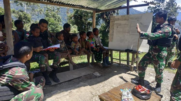 Satgas Pamtas Yonif Raider 514 Kembali Mengajar Anak-Anak Kampung Tirineri