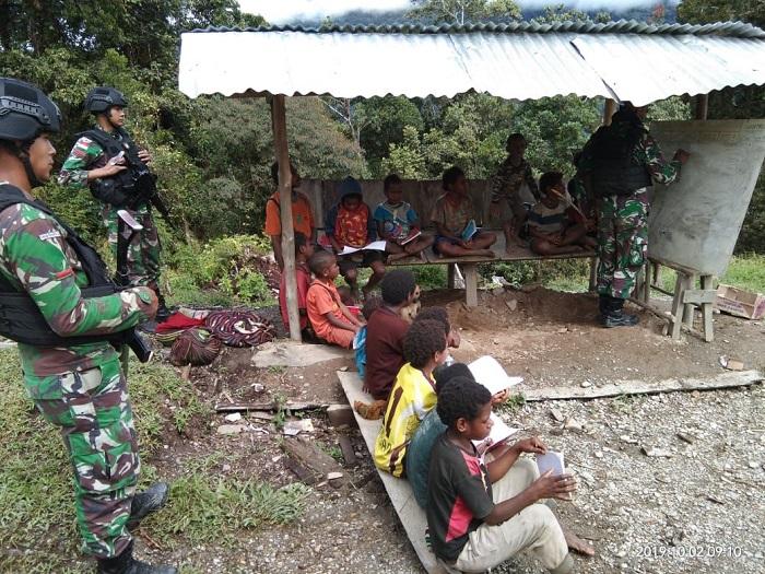 Anak Kampung Tirineri Belajar Berhitung Bersama Satgas Pamtas RI-PNG Yonif R514