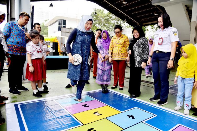 Istri Wakil Gubernur Sumut Main Engklek Bersama Anak-anak