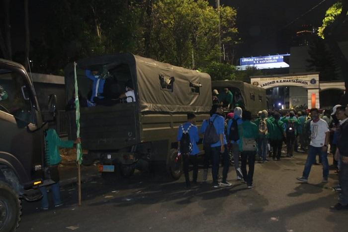 400 Mahasiswa Terjebak di Kerusuhan Demo di Gedung DPR RI, Marinir dan Brimob Bantu Evakuasi