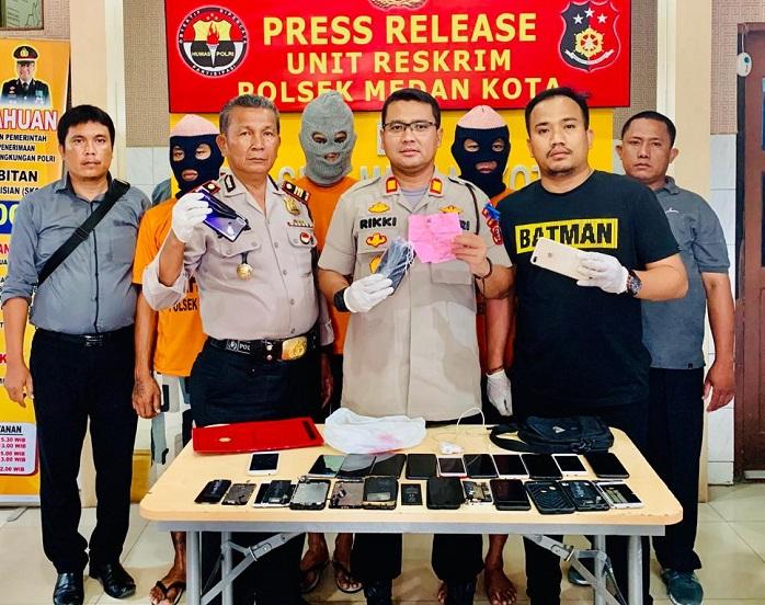 Polsek Medan Kota Tangkap Jambret HP dan 2 Penadahnya, 1 Iphone dan 11 HP Diamankan