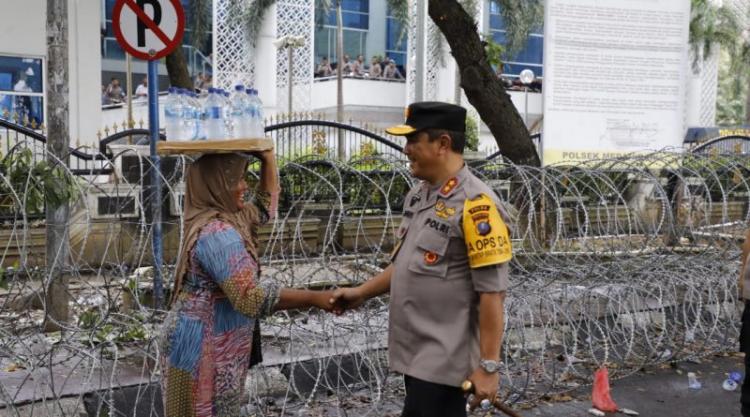 Demo Buruh di Depan Kantor DPRD Sumut, Kapolda Borong Semua Dagangan Pedagang dan Bagikan ke Masyarakat