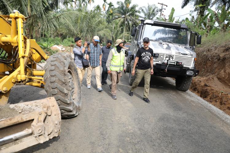 Pastikan Sesuai Spesifikasi, Wagub Tinjau Pembangunan dan Perbaikan Jalan Rusak