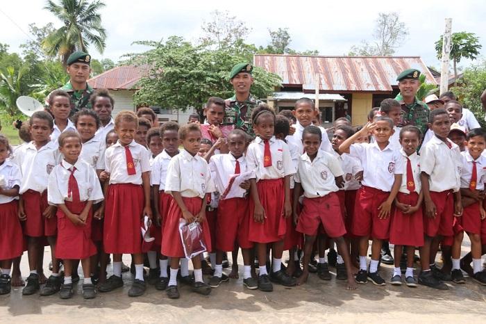 HUT TNI ke-74, Satgas Yonif 411 Kostrad Bagikan Kado Seragam Sekolah di Perbatasan