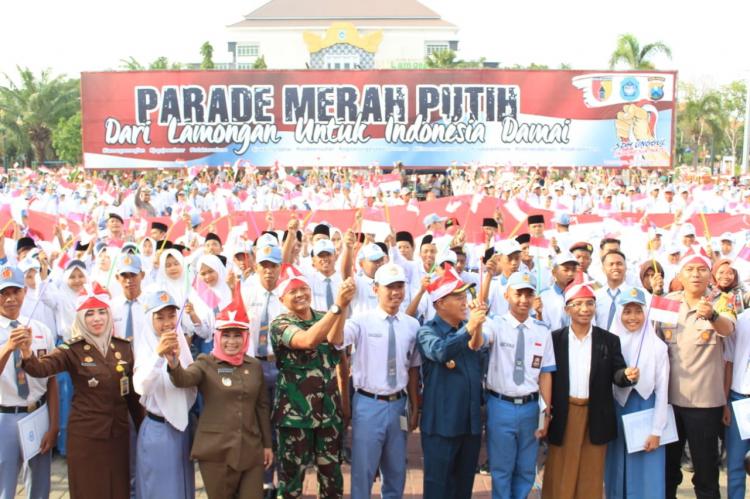 Bentangan Bendera Merah Putih Sepanjang Ratusan Meter Warnai Aksi Damai