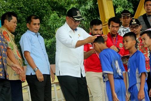 Wakil Walikota Serahkan Tropi Juara Liga Pendidikan Medan
