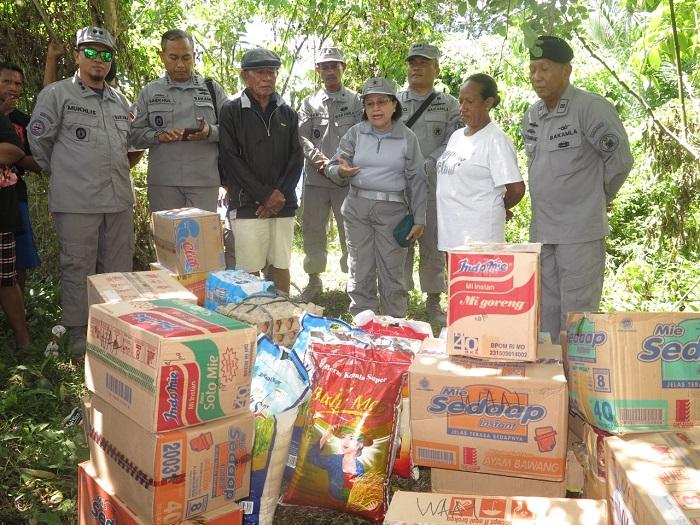 Kepala Kantor Kamla Zona Maritim Timur Serahkan Bantuan Korban Gempa di Ambon