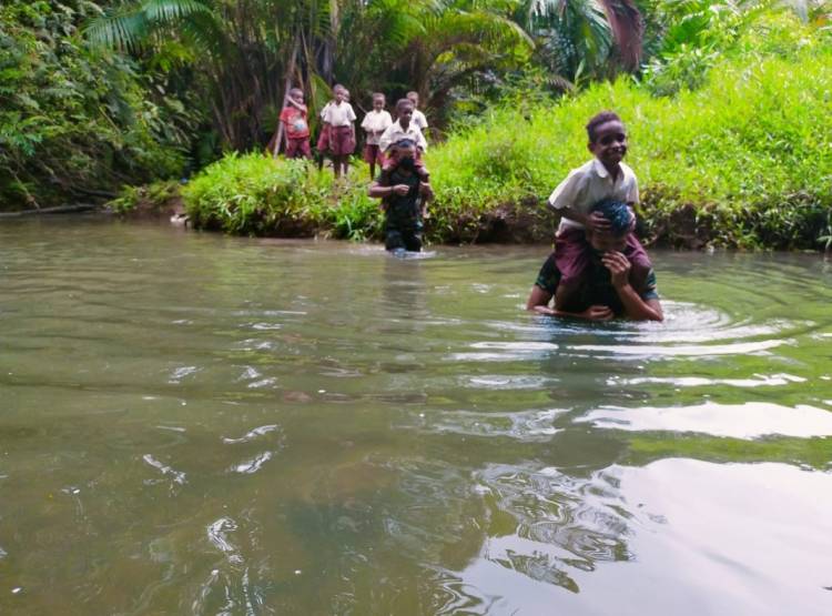 Minim Jembatan, Satgas Yonif  516/CY Rela Arungi Sungai Antar Anak-Anak ke Sekolah