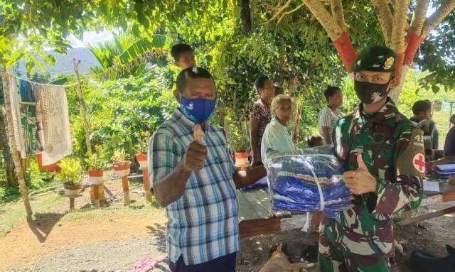 Satgas Yonif MR 413 Dukung Program Dinas Kesehatan Bagikan Kelambu Insektisida