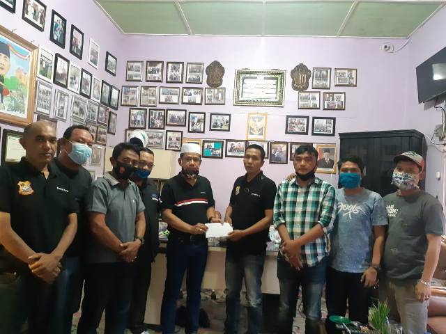 Ketua Pewarta Berikan Santunan dan Jenguk Orangtua Dedi Irwandi Lubis yang Sakit