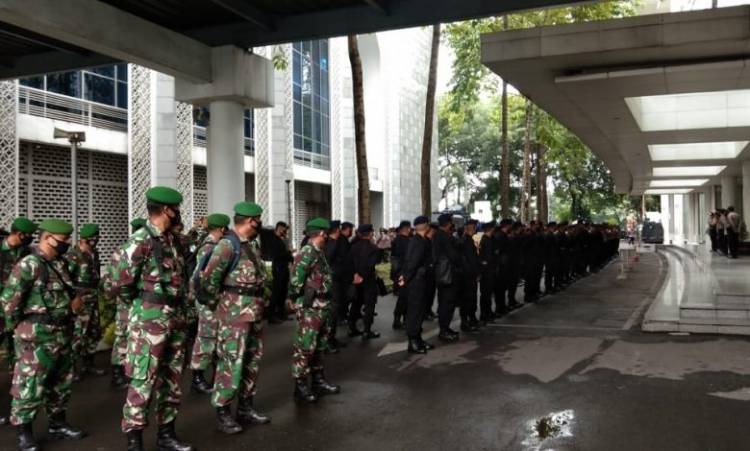 Antisipasi Demo Tolak Omnibus Law, TNI dan Brimob Poldasu Siagakan di Depan Gedung DPRD Sumut