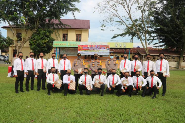 Kapolresta Deli Serdang Berikan Penghargaan kepada 18 Personil Satuan Narkoba