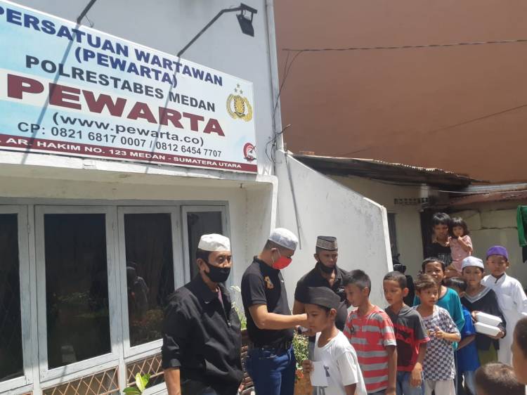 Ketua Pewarta Santuni Anak Yatim dan Kurang Mampu di Jumat Barokah