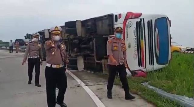 Bus Putra Pelangi Terbalik di Jalan Tol Pakam, 1 Tewas dan 8 Luka-Luka