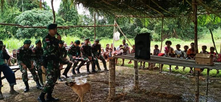 Berbagi Kebahagiaan, Satgas Yonif MR 413 Kostrad Undang Warga Makan Bersama di Pos