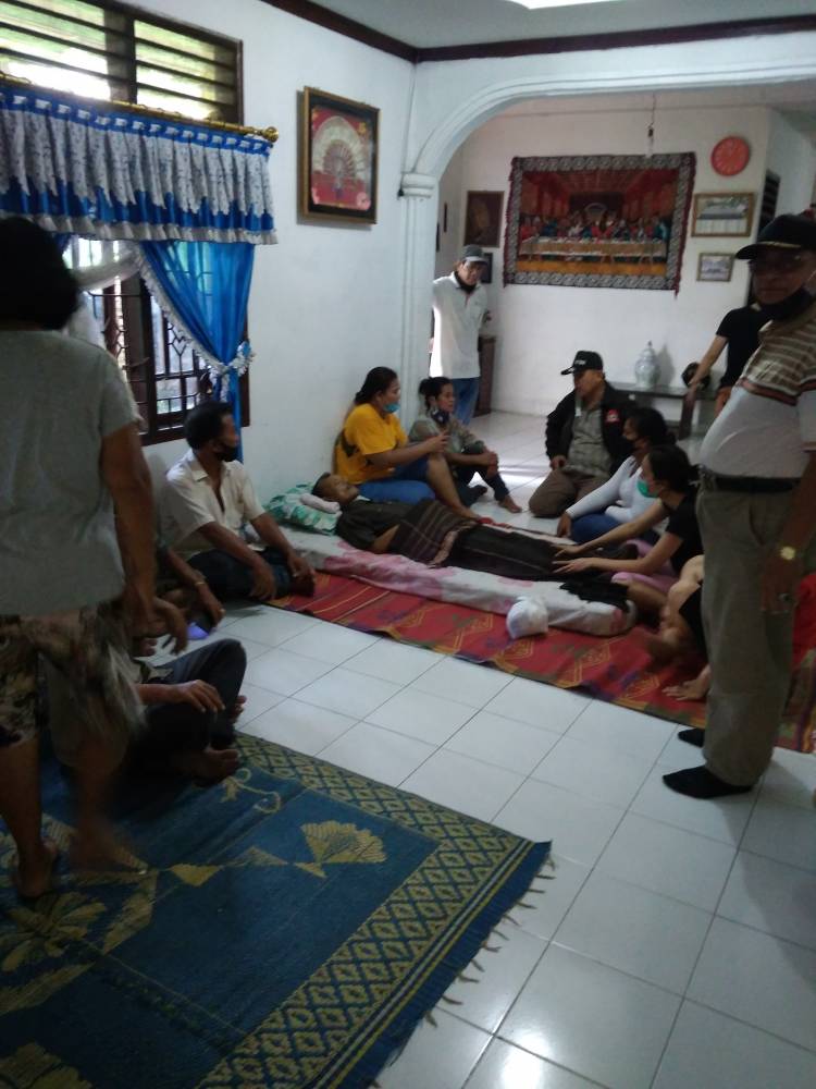 Sesosok Mayat Pria Ditemukan Tergantung di Pohon Mangga  