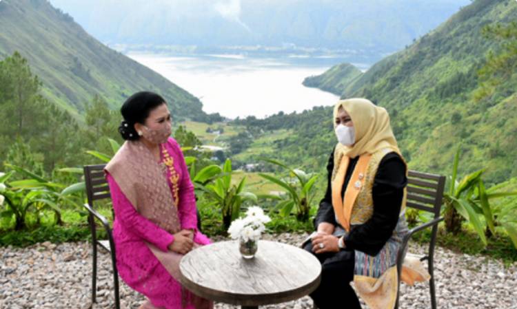 Ketua Dekranas Endang Budi Karya Sumadi Buka Pelatihan Wirausaha Bagi Perajin Daerah Wisata Danau Toba